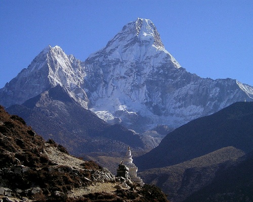 Hallan microplásticos en la cima del Everest